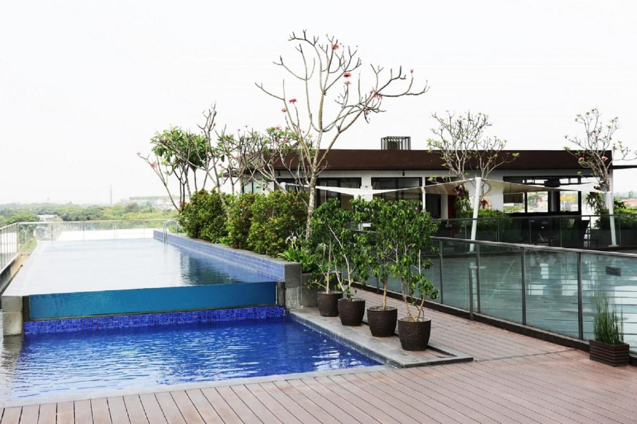 Santika Premiere Bintaro Hotel Serpong Kültér fotó